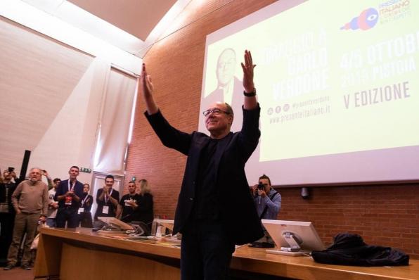 Carlo Verdone in piedi davanti al pubblico a Pistoia