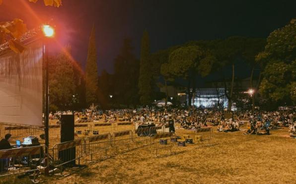 Pubblico sul prato che assiste alla proiezione a Montuliveto